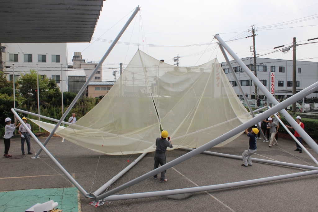 「月灯りの移動劇場をみんなで組み立てよう」